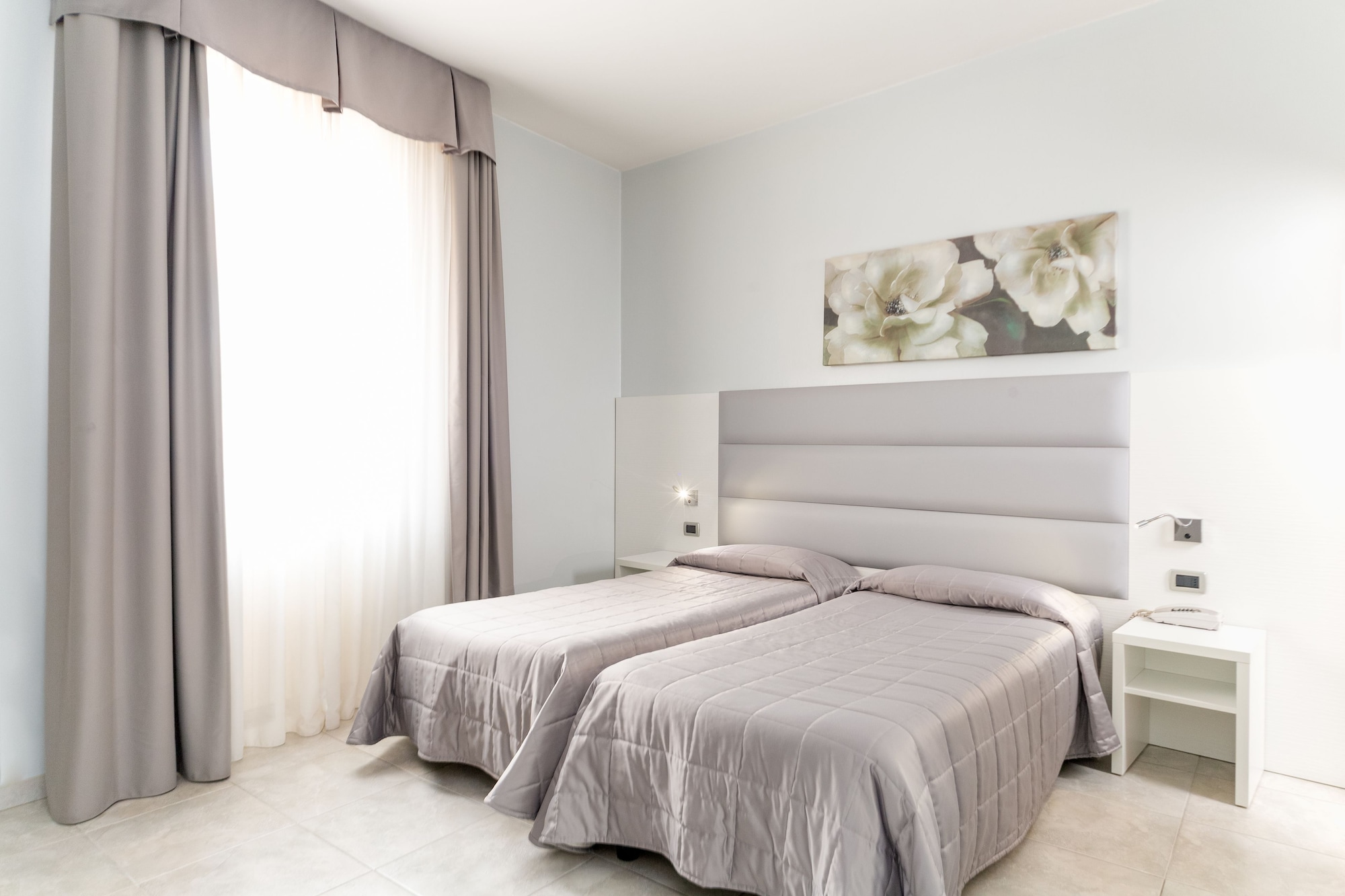 ROOM, TWIN BEDS