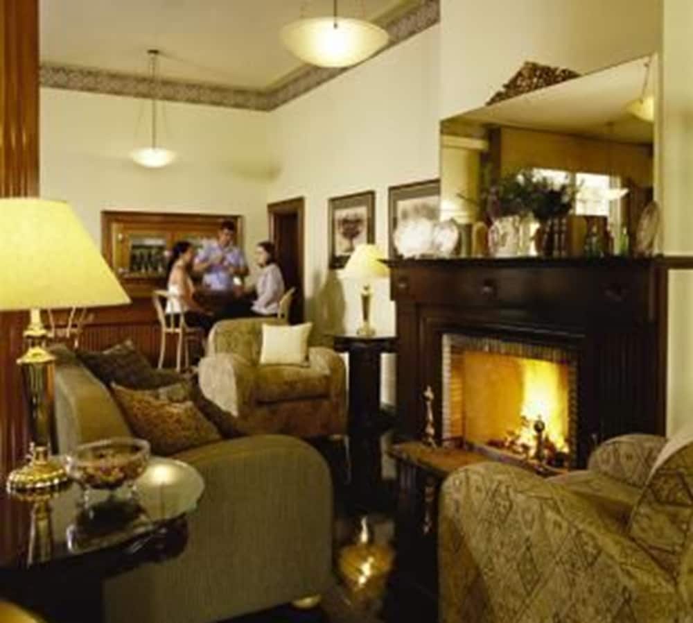 Royal Exchange Hotel 44/67