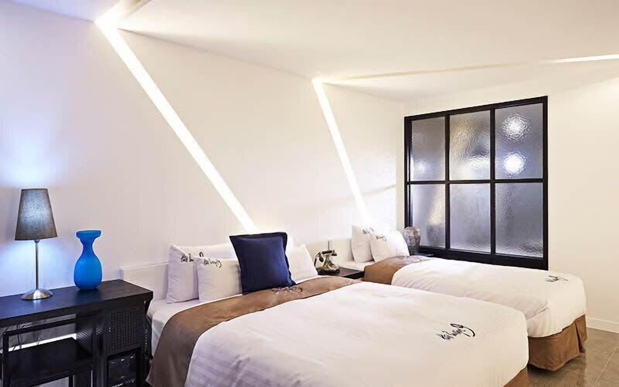 DELUXE, TWIN BEDS