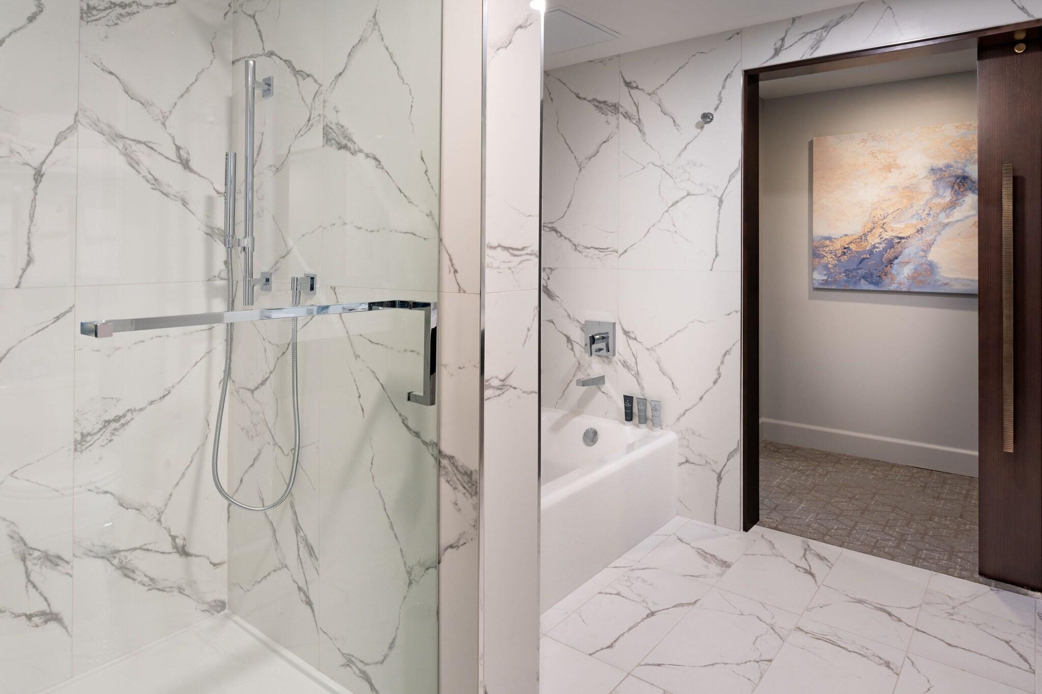 Suite, King Bed, Accessible