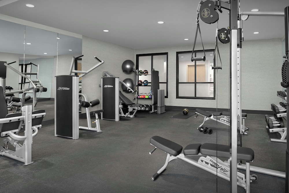 Fairfield by Marriott Inn & Suites Paris 12/25