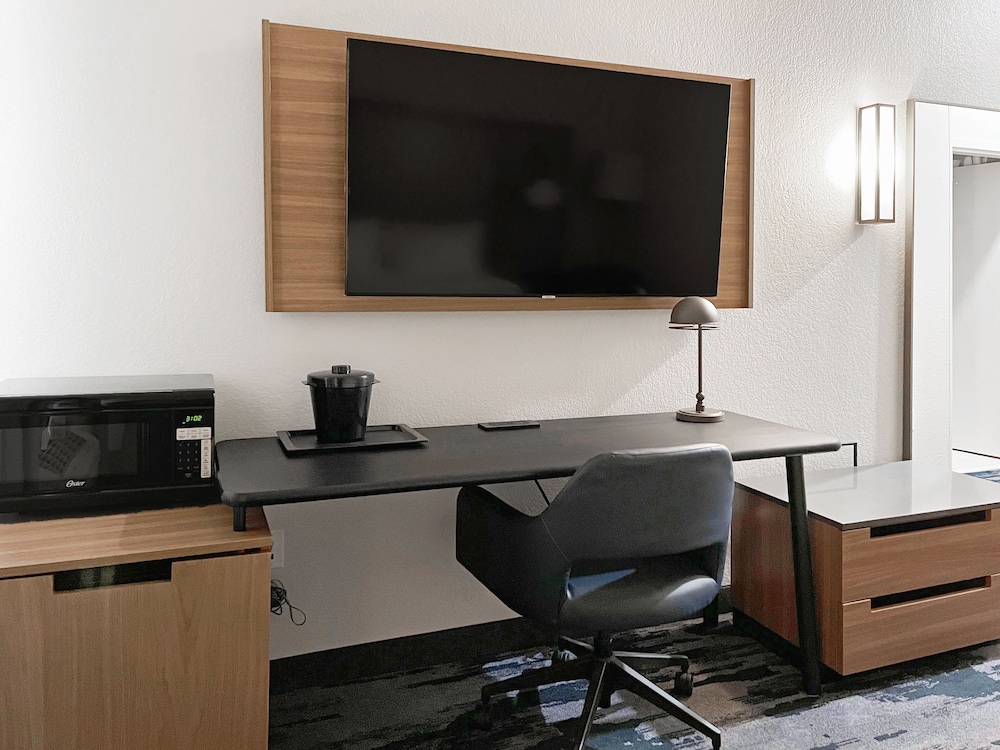 Fairfield Inn and Suites Rogers 51/56