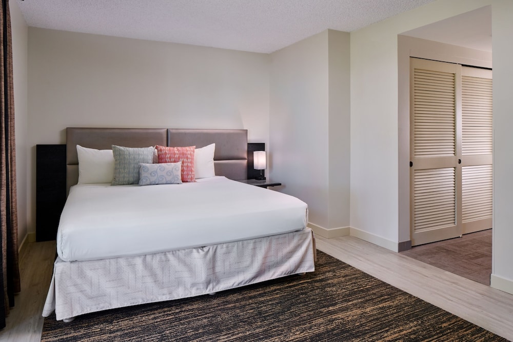 ROOM, KING BED, PARK VIEW