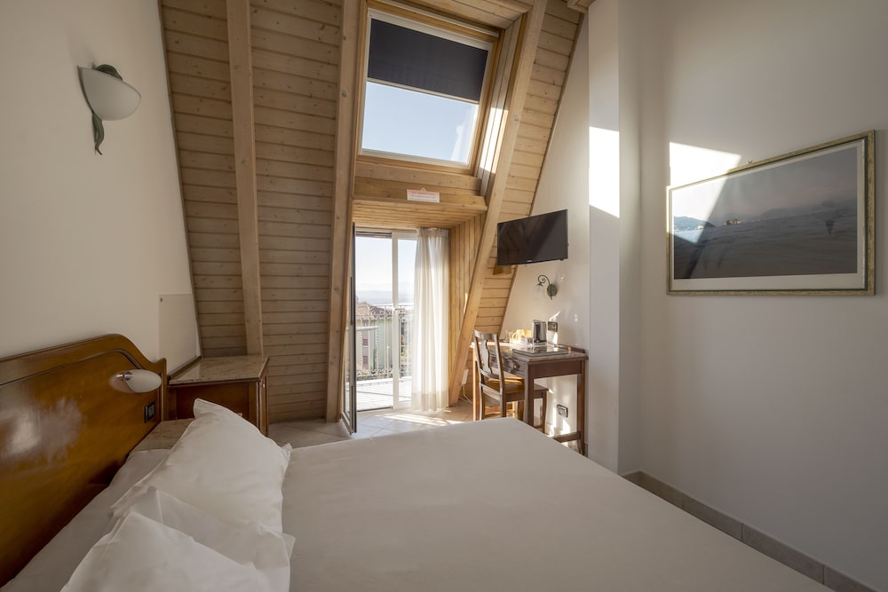 Superior, Queen Bed, Courtyard Area