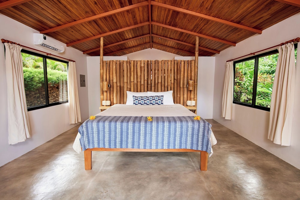 Deluxe, House