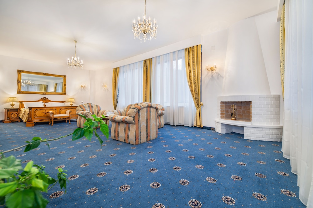 Aurelius Hotel 7/49