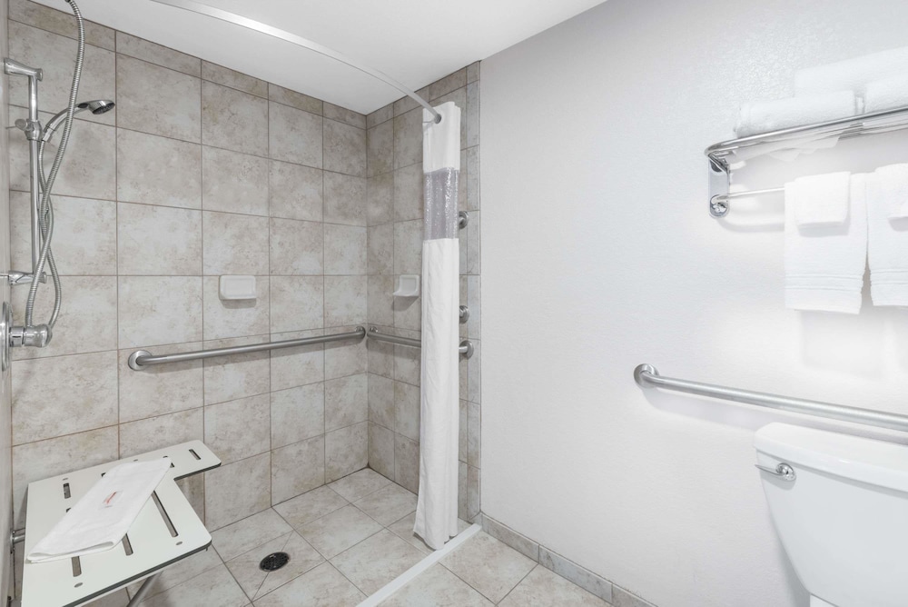 Days Inn by Wyndham Bismarck 10/32
