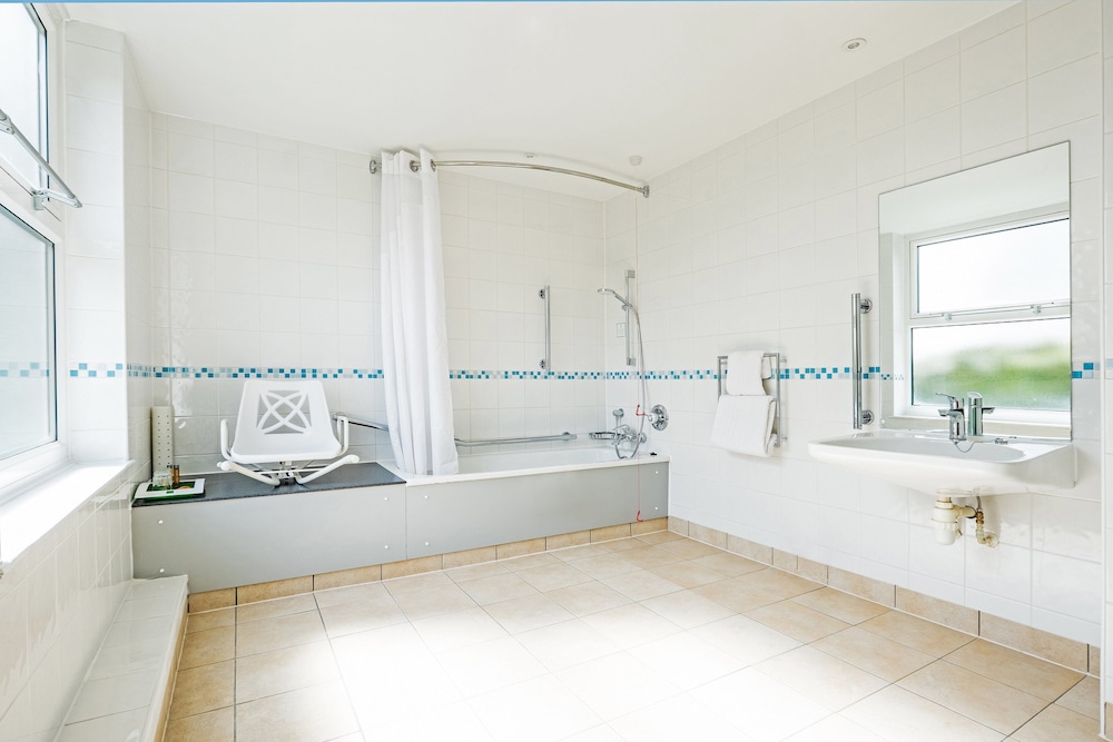 Holiday Inn Farnborough by IHG 23/74