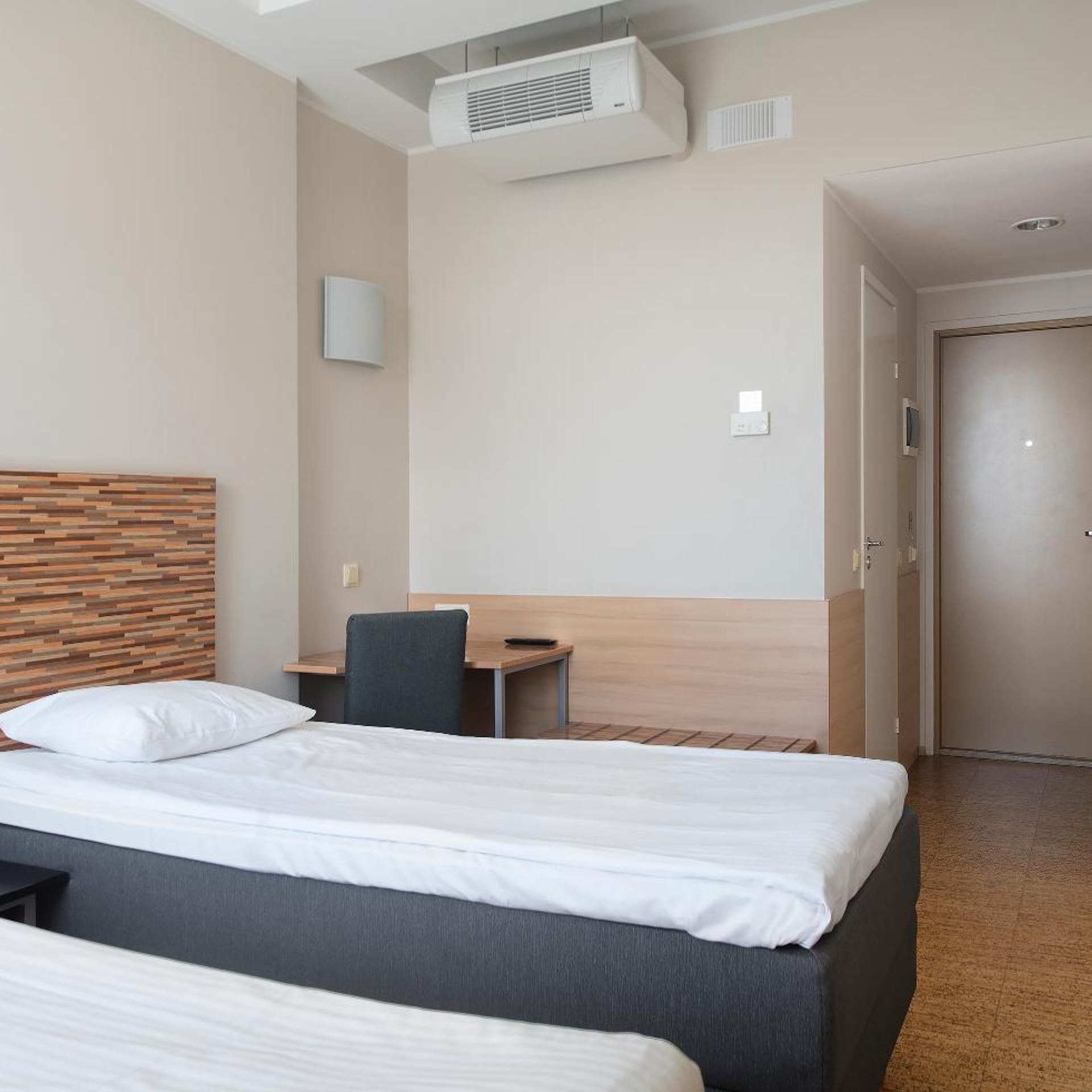 Standard, Twin Beds, No Window