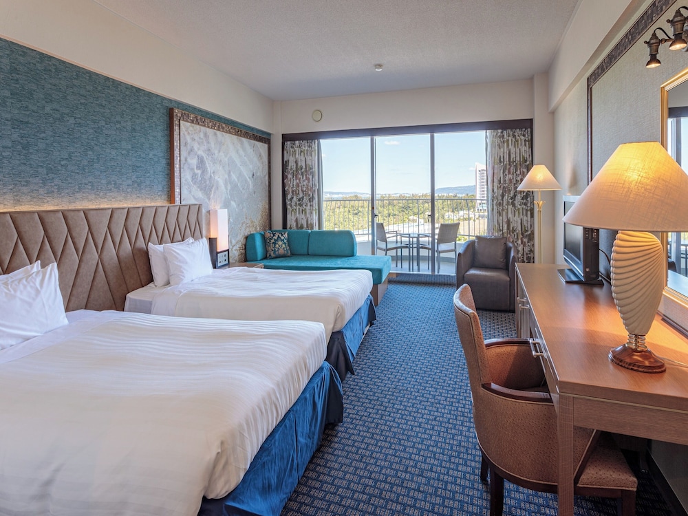 SUPERIOR, TWIN BEDS, PARTIAL OCEAN VIEW