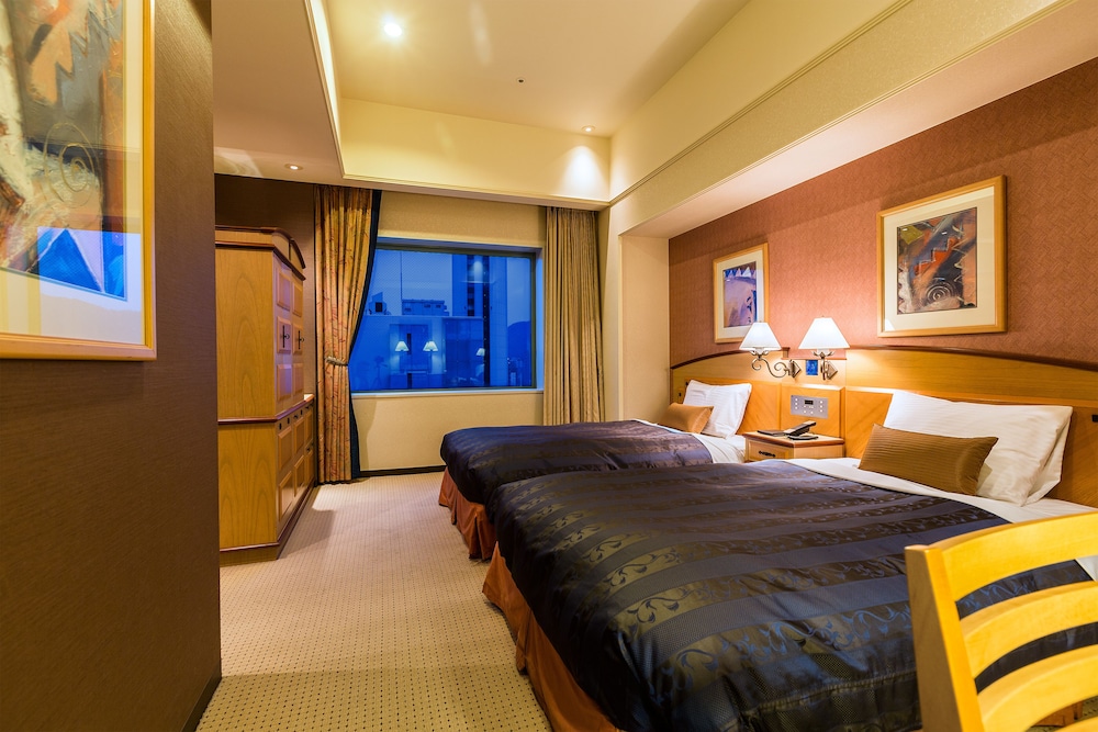 SUITE, TWIN BEDS