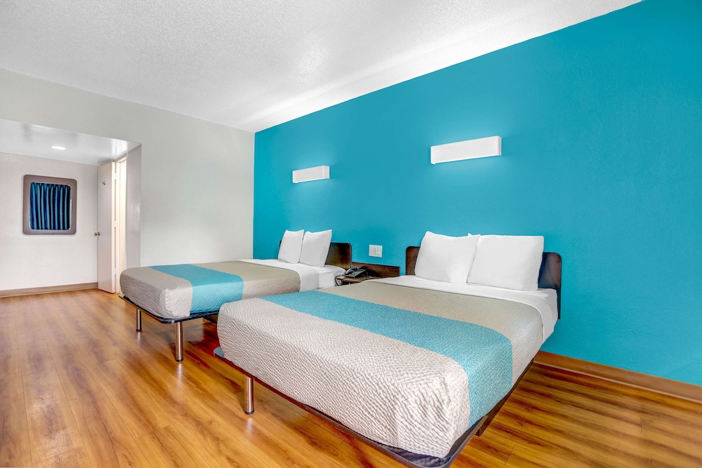 Motel6 Jacksonville, NC 28/50