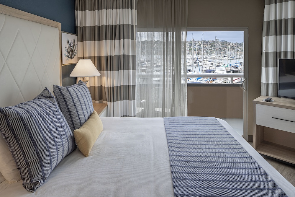 Bay Club Hotel & Marina 18/65