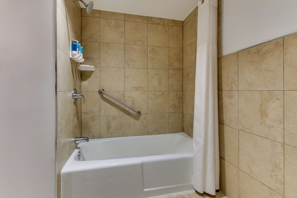 Drury Inn and Suites Poplar Bluff 47/48