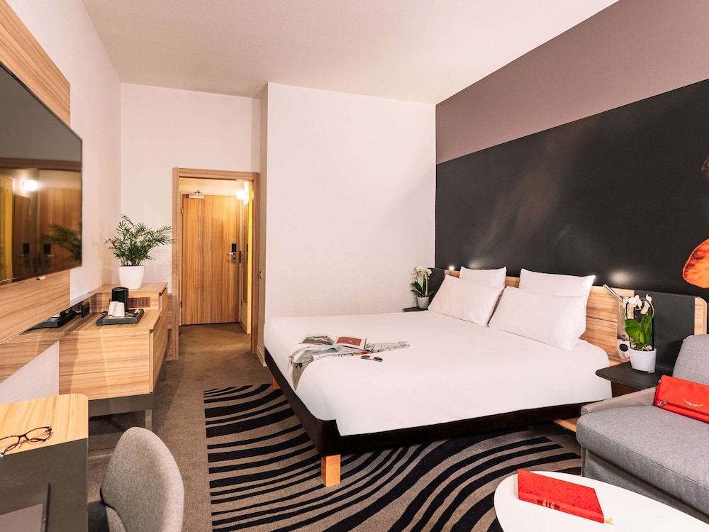 BUSINESS, FAMILY, DOUBLE BED, SOFA
