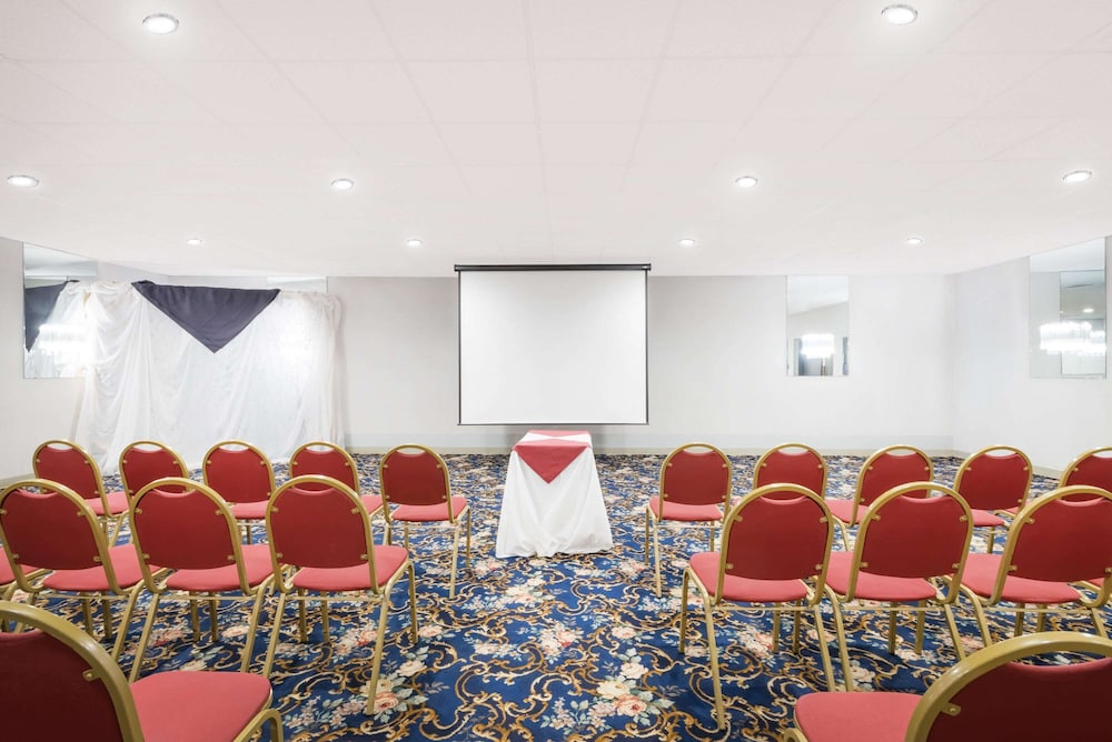 Ramada by Wyndham Watertown/Thousand Islands NY 27/37