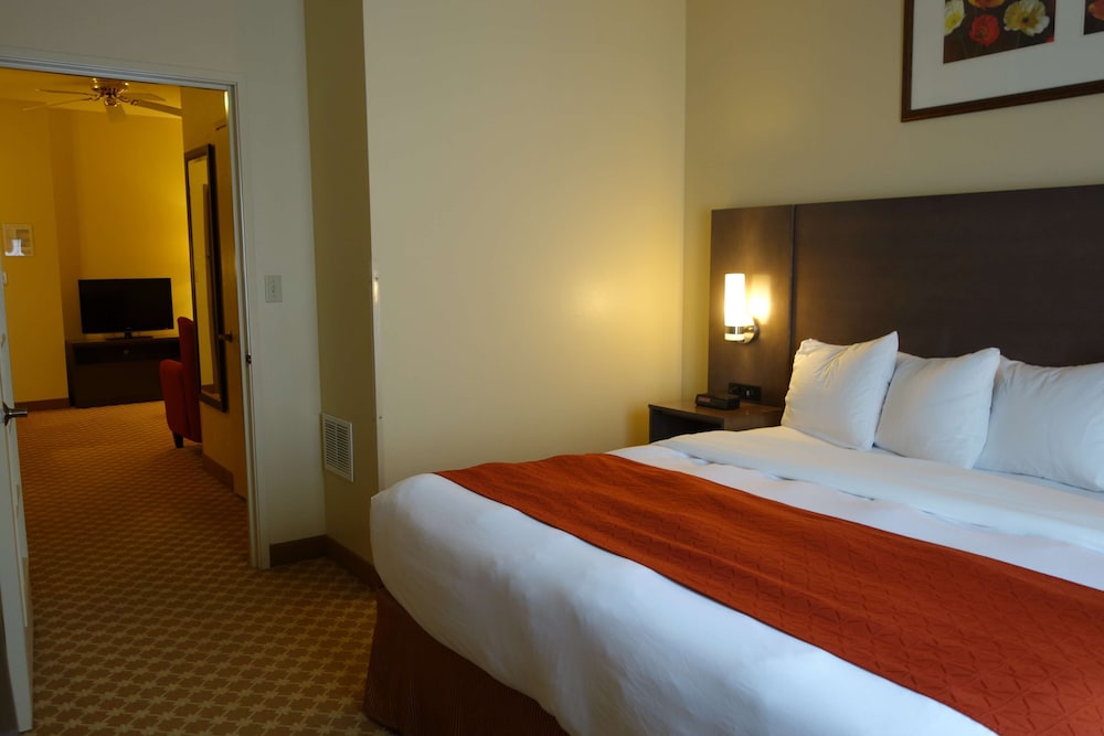Country Inn & Suites by Radisson, Clinton, IA 2/19