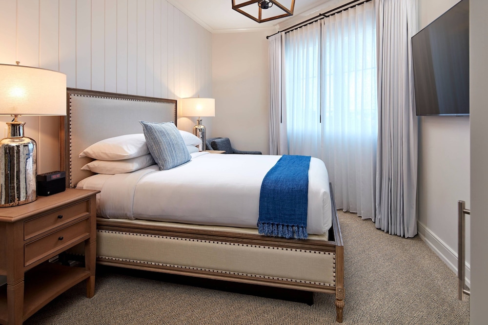Classic, Queen Bed