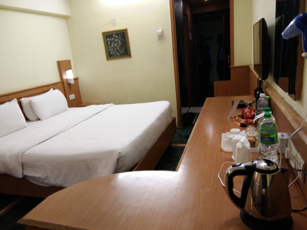 EMPIRES HOTEL 27/68
