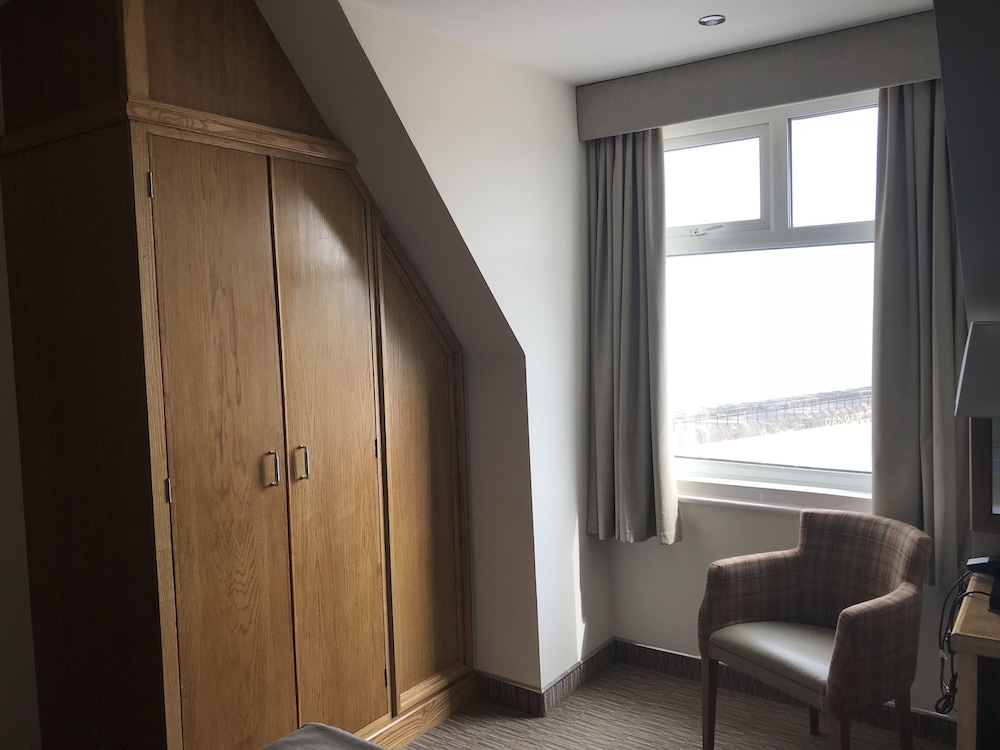 Pier Hotel 24/50