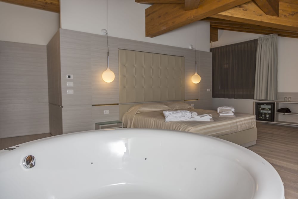 White Angel Hotel 28/48