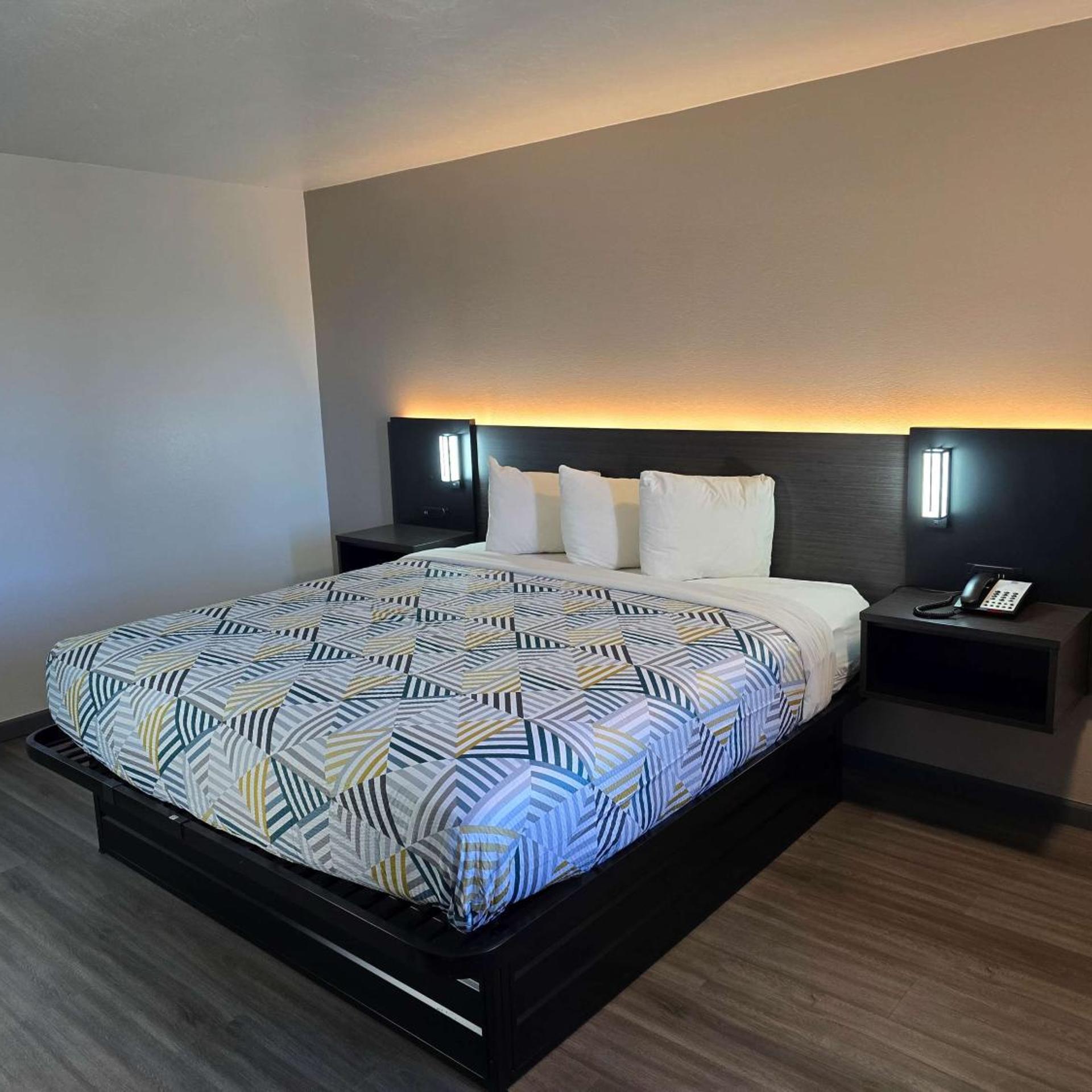 ROOM, KING BED