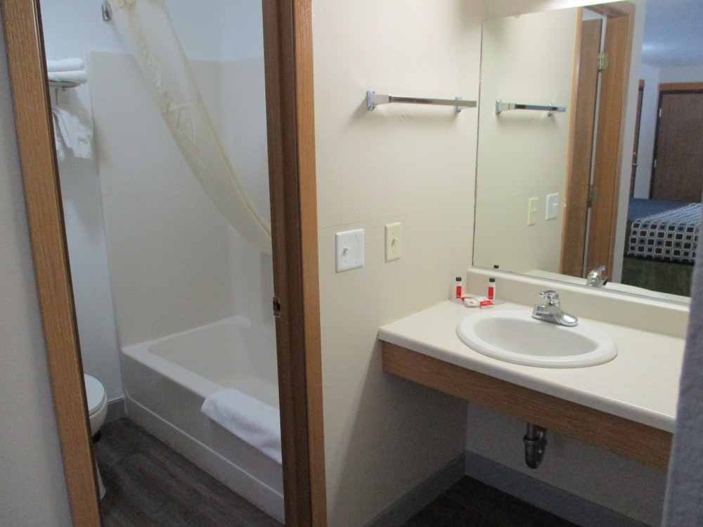 Travelodge by Wyndham Spirit Lake/Okoboji 49/53