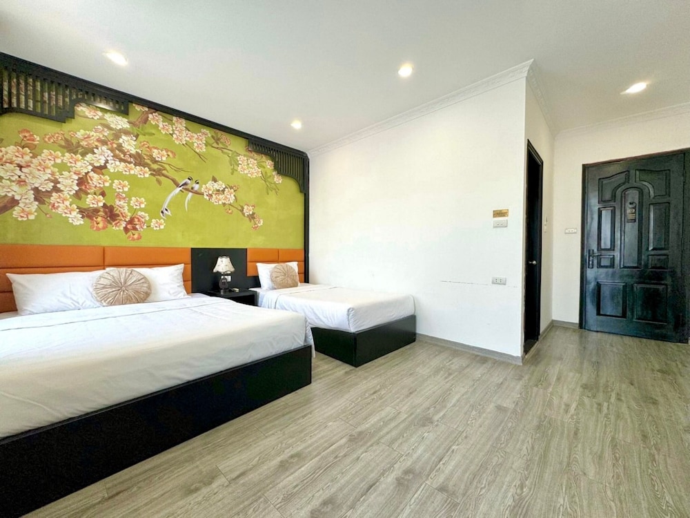 غرفة ثلاثية بسرير كوين وسرير فردي بإطلالة على المدينة بشرفة، Hanoi Elpis Hotel 2/5