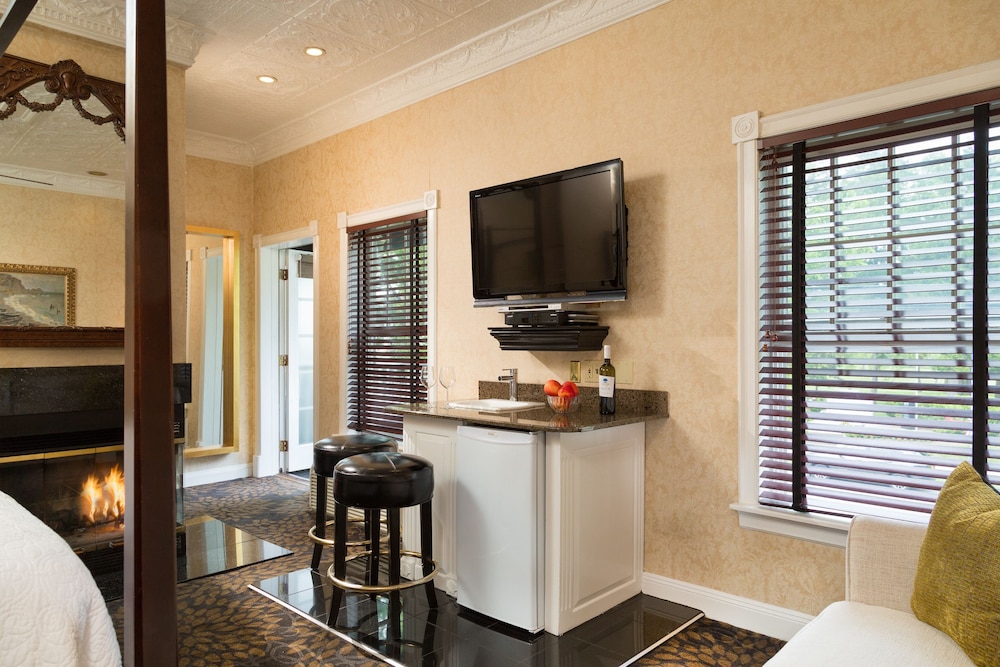 The Chateau Inn and Suites 41/57