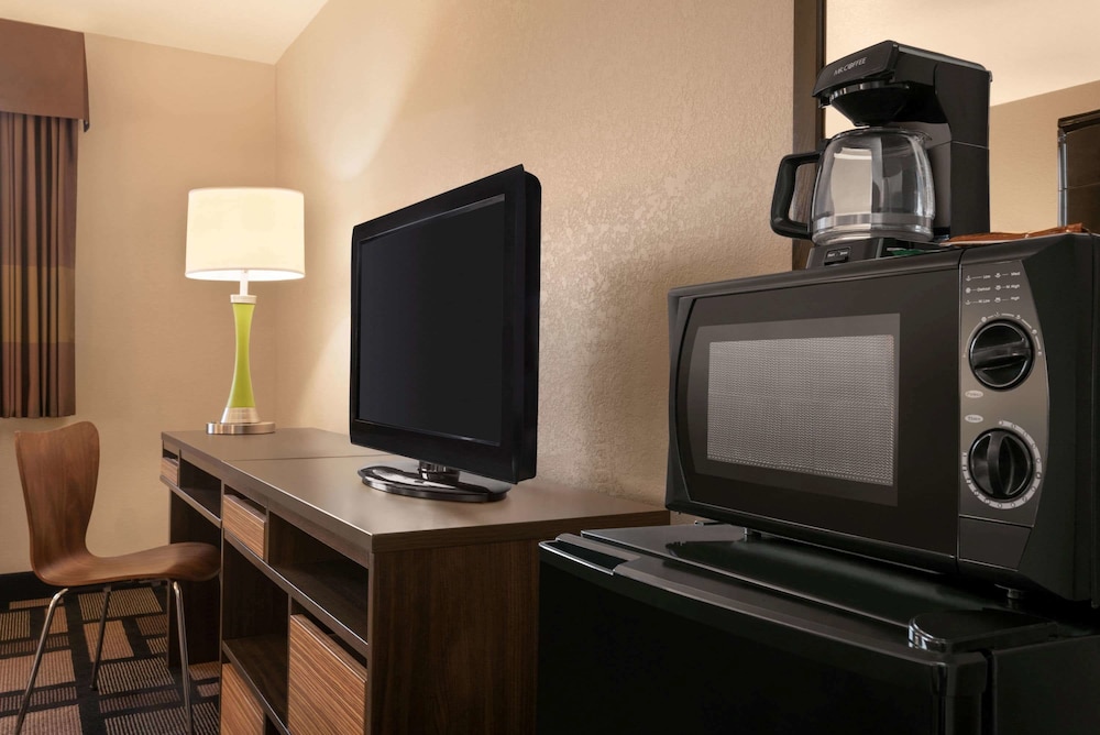 Super 8 by Wyndham Akron S/Green/Uniontown OH 43/57