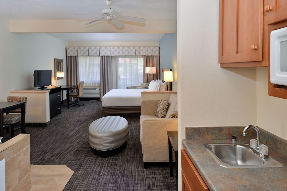 Holiday Inn Express Suites St Joseph 52/69