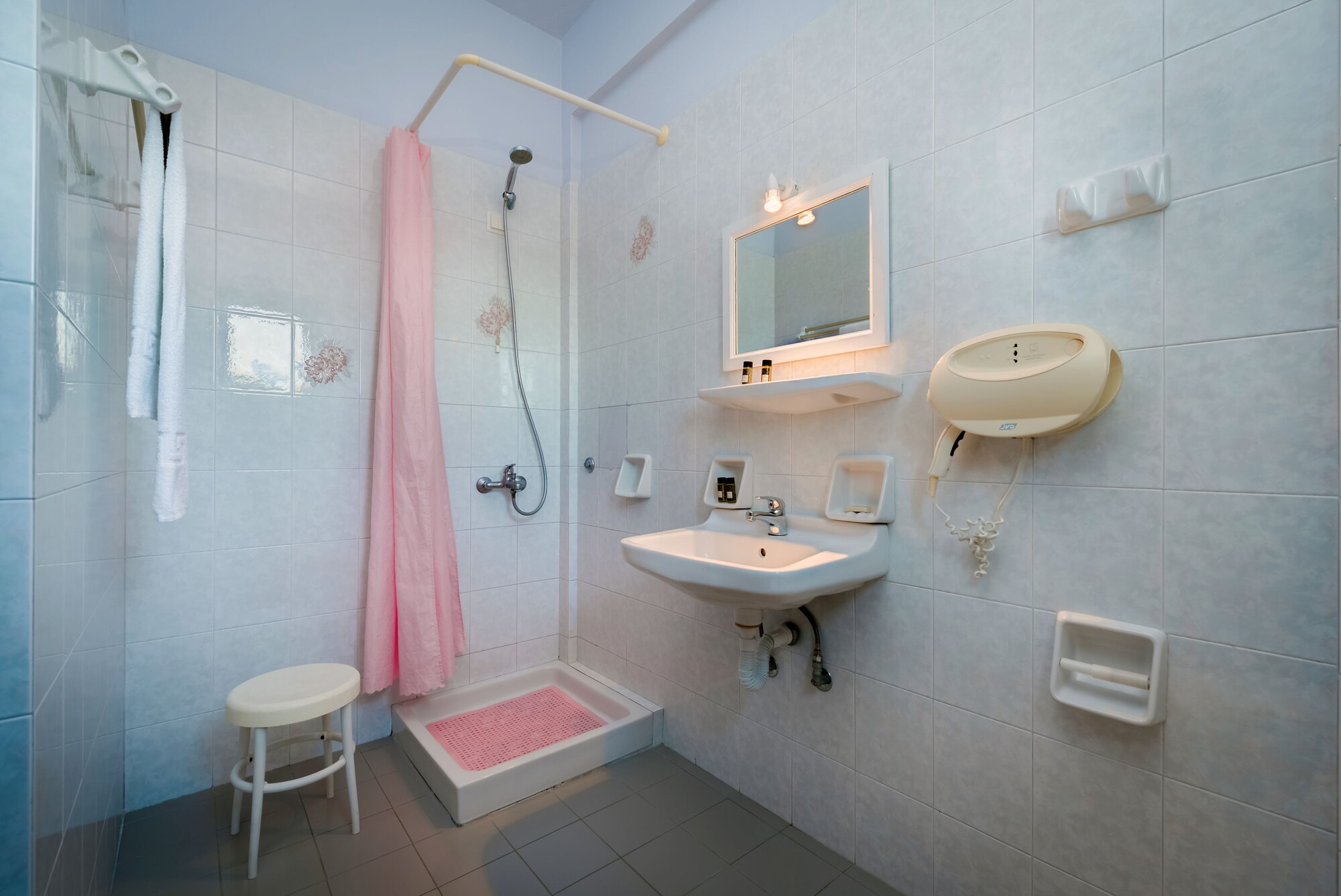 غرفة قياسية بسرير مزدوج بإطلالة على المسبح، Zephyros Hotel Santorini 7/7