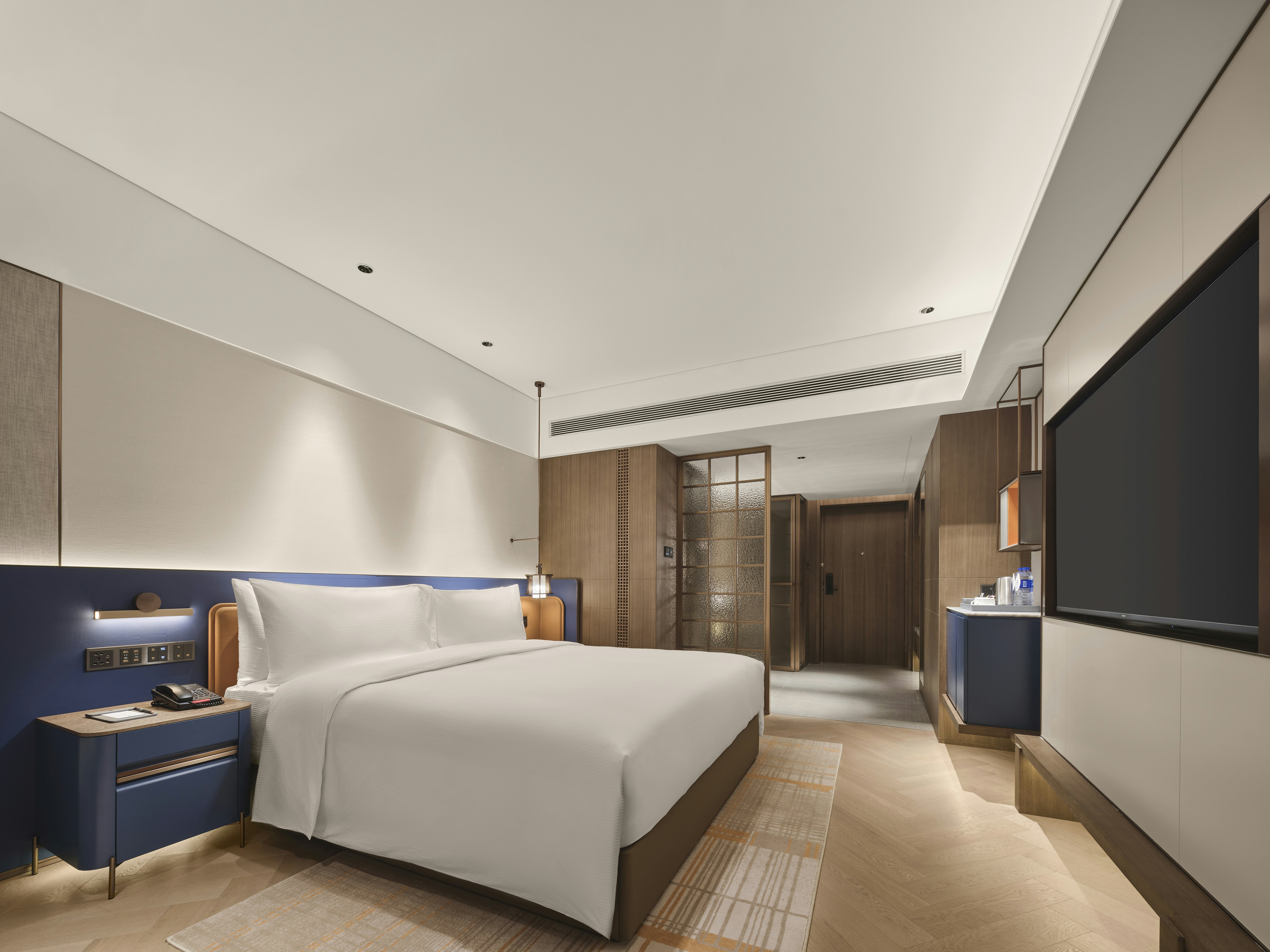 DELUXE, KING BED