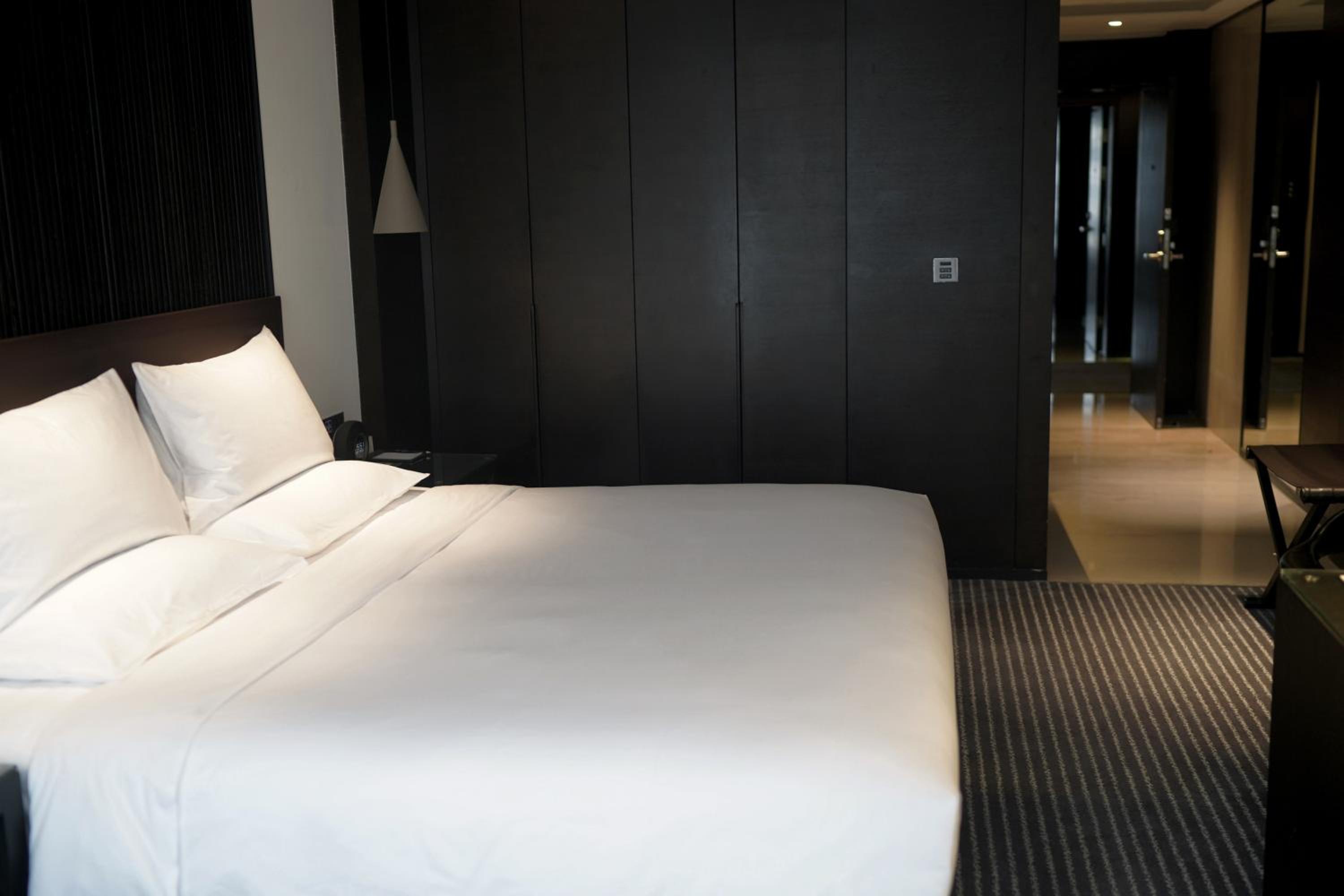 Exquisite, King Bed