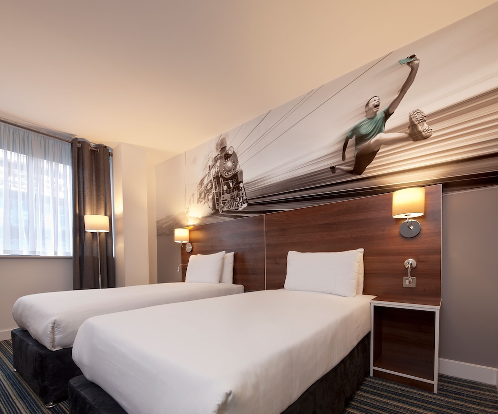 ROOM, TWIN BEDS