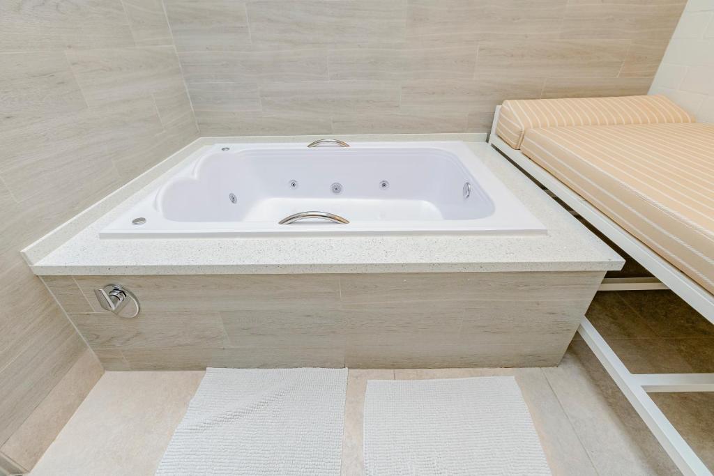غرفة بسرير مزدوج بجاكوزي، Hotel Du Parc 2/5
