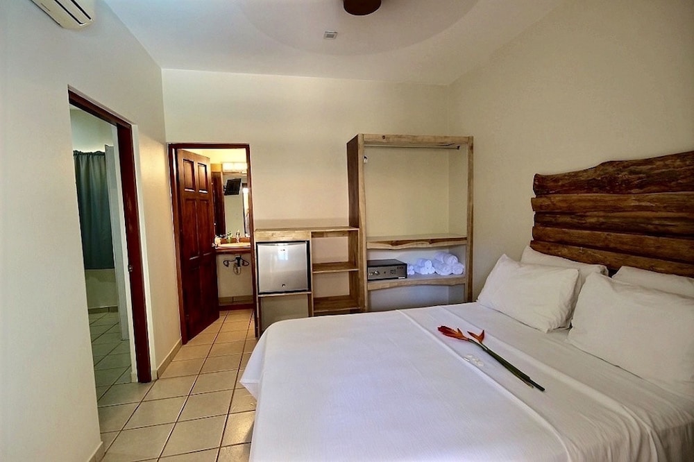 Room, Quadruple, 2 Queen Beds, Pool Side