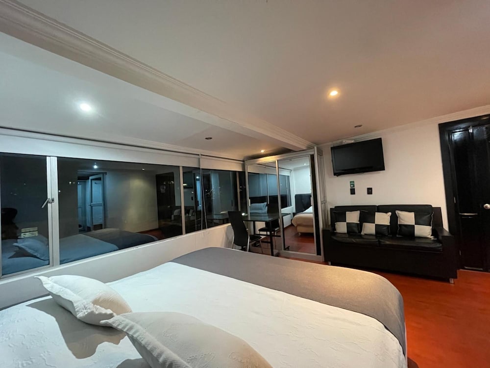 Hotel Ejecutivo Embajada 8/19