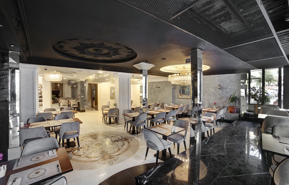 White Monarch Hotel 63/70