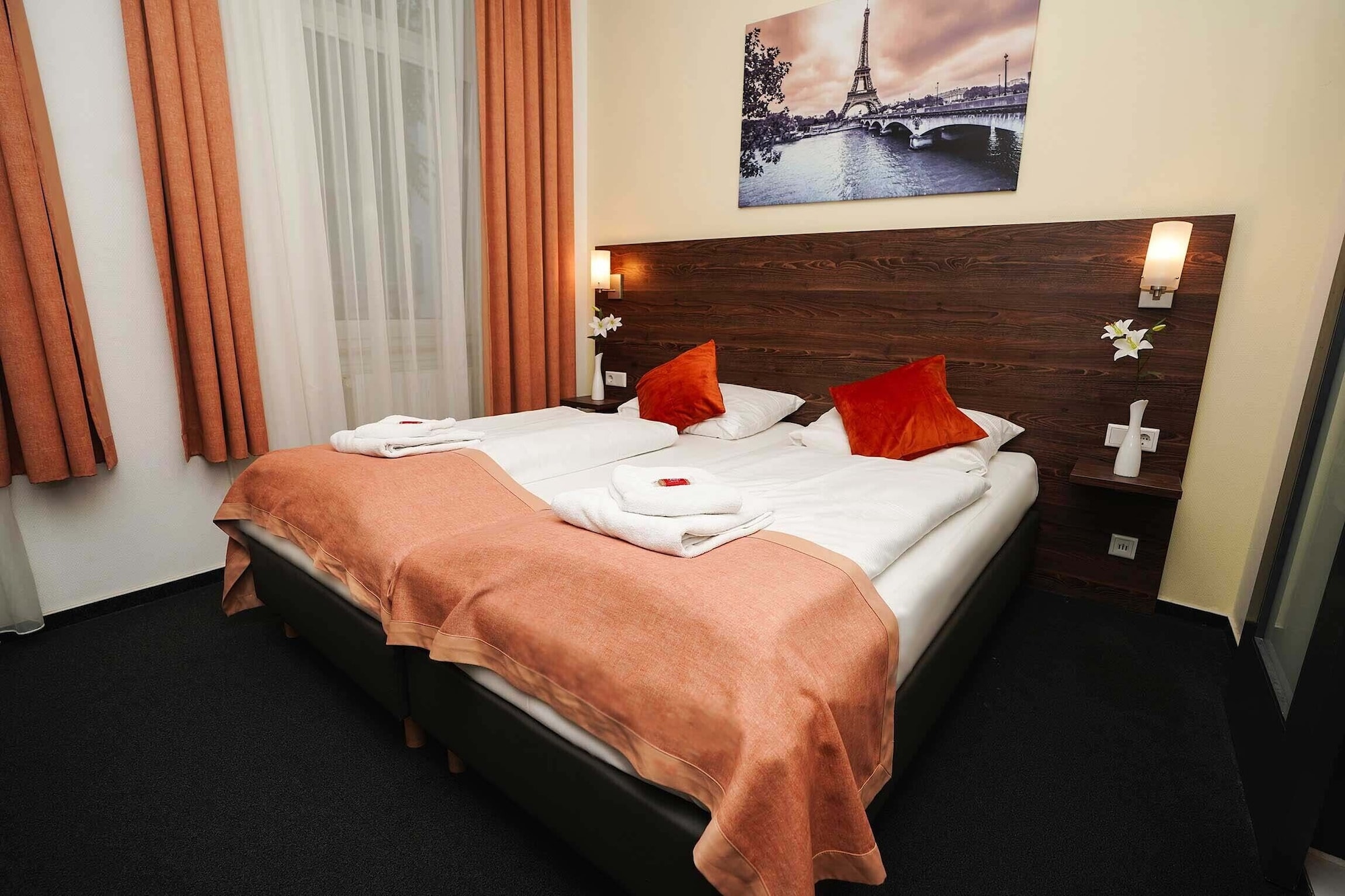 ROOM, TWIN BEDS
