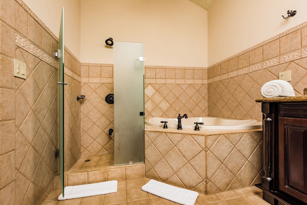Hacienda Pinilla Vacation Rentals 10/84
