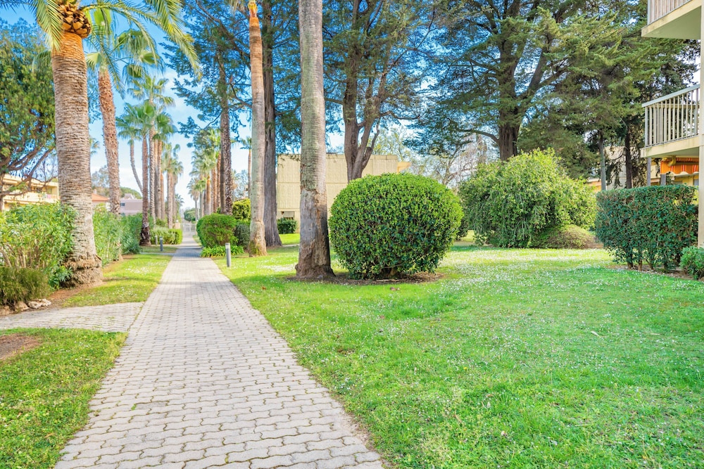 VVF Villages 'Les Eucalyptus' Juan Les Pins 32/50