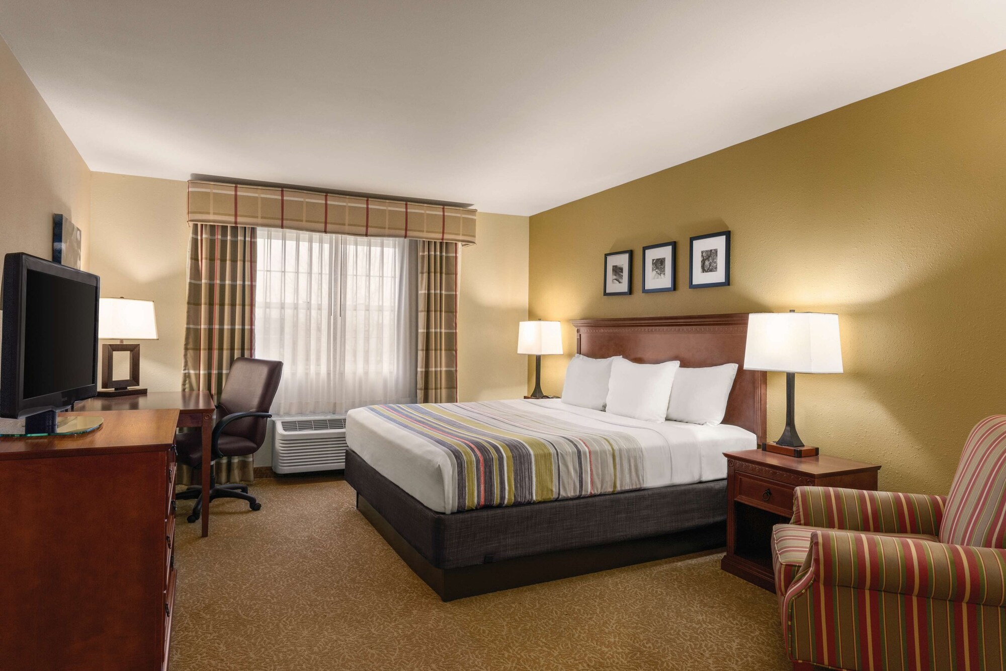 Suite, King Bed, Jetted Tub