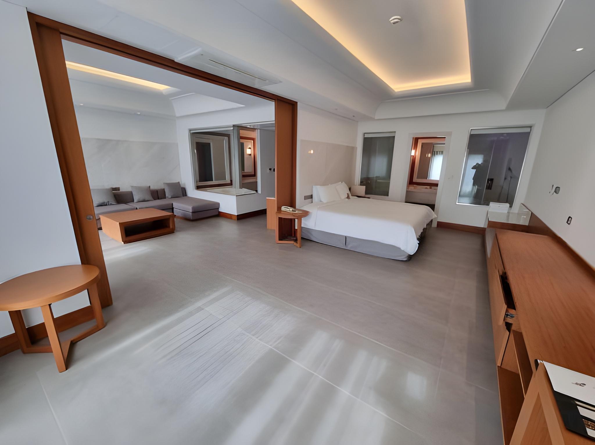 Suite, King Bed, Pine View