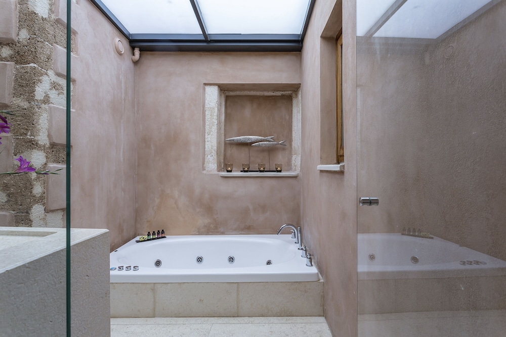 Penthouse Suite, Queen Bed, Sea View, 2 Sofa, Terrace، Casa Delfino Suites 5/6