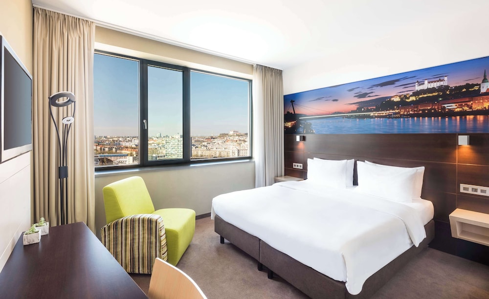 Room, King Bed, Castle View