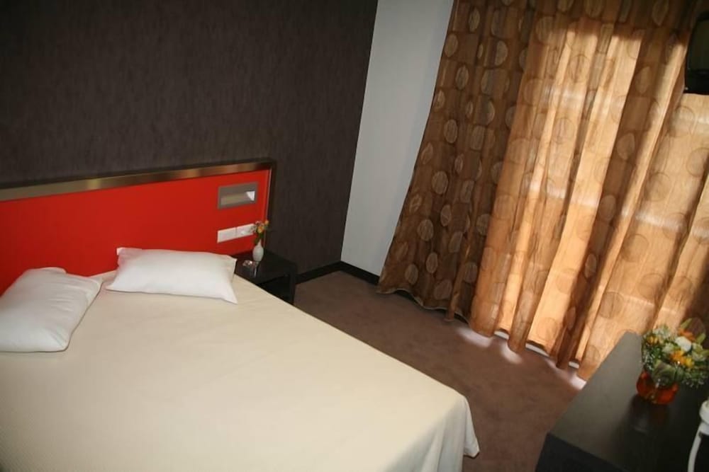 ROOM, DOUBLE OR TWIN BED
