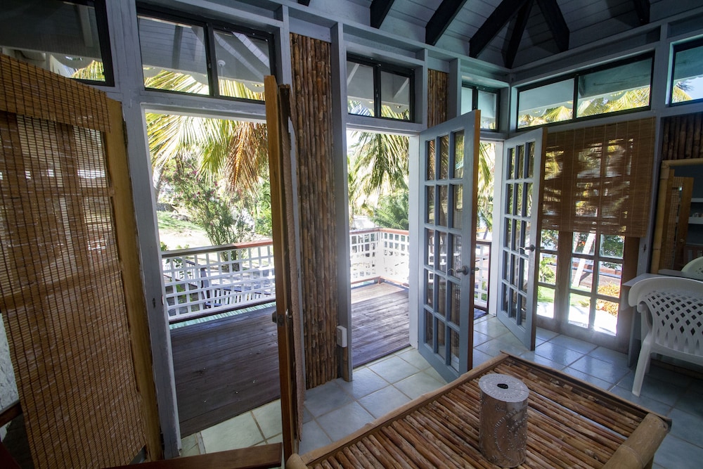 Bequia Beachfront Villa Hotel 60/83