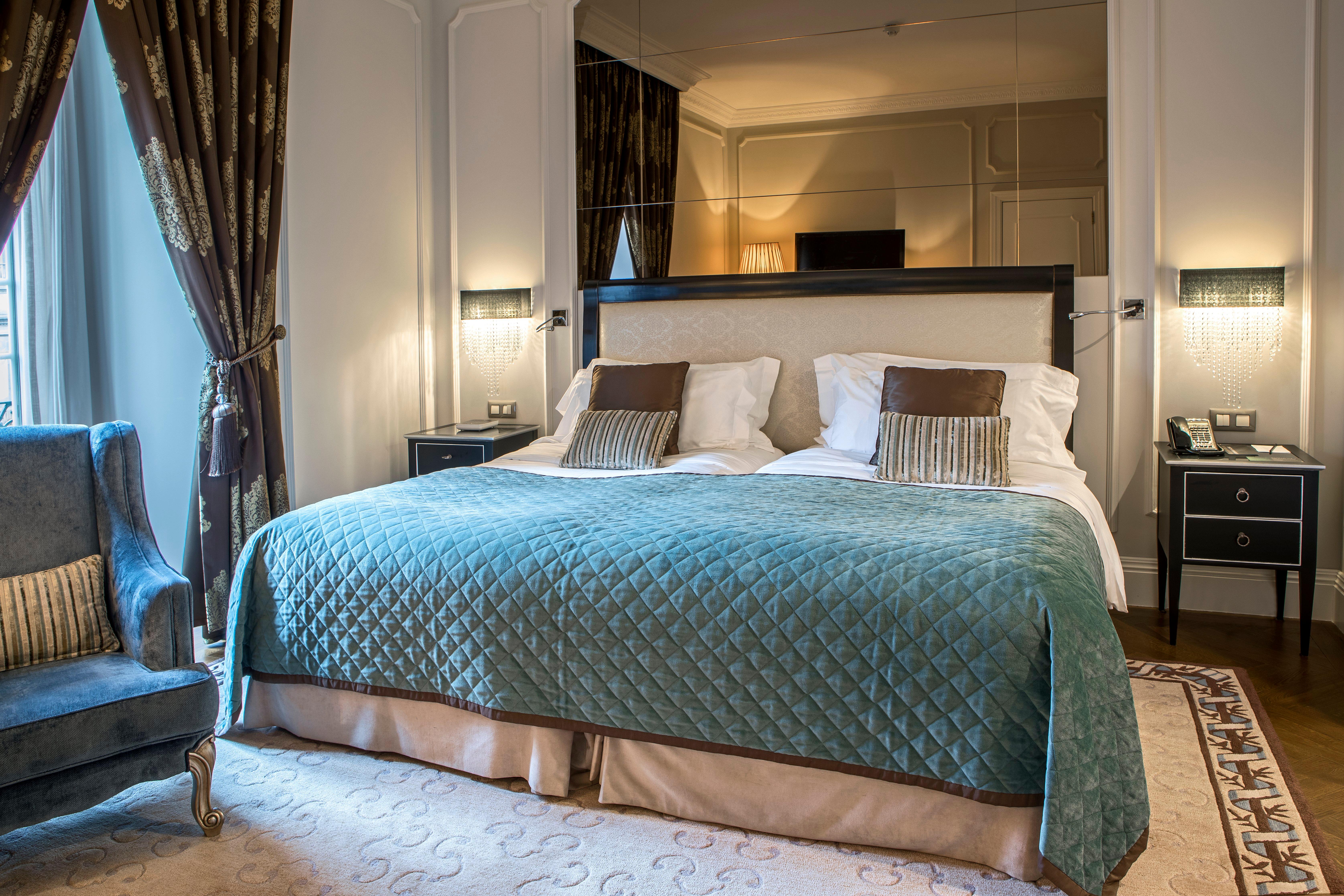 Classic, Twin Beds, City Center View