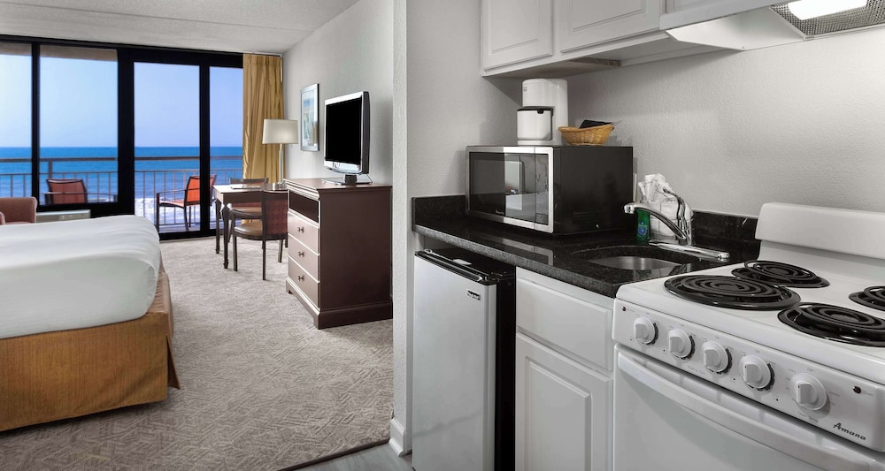 Suite, King Bed, Ocean Front, Sofa, Balcony، Best Western Ocean Sands Beach Resort 9/10